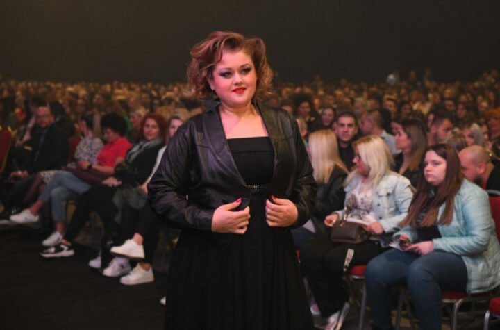BOJANA STAMENOV SE SKINULA U KUPAĆI: Na usijanom pesku napravila OVU POZU! (FOTO)