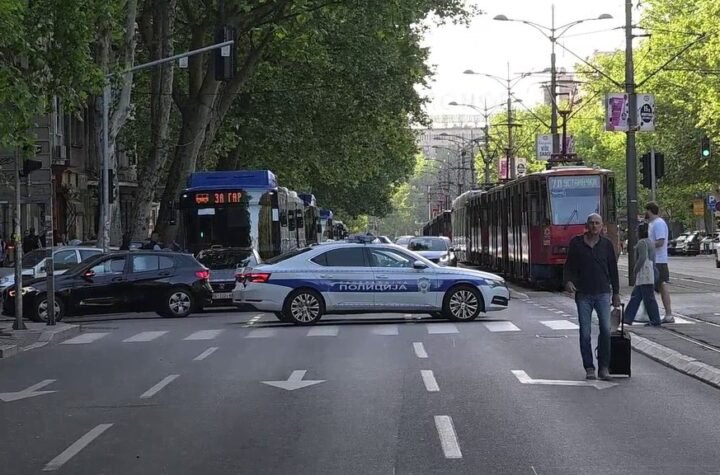 Blokaderi u rasulu! Opet lagali narod da je Vučić izolovan, a njega hvali Makron lično
