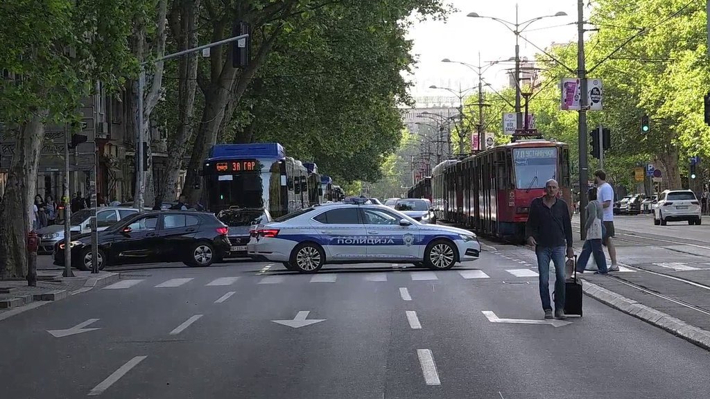 Blokaderi u rasulu! Opet lagali narod da je Vučić izolovan, a njega hvali Makron lično