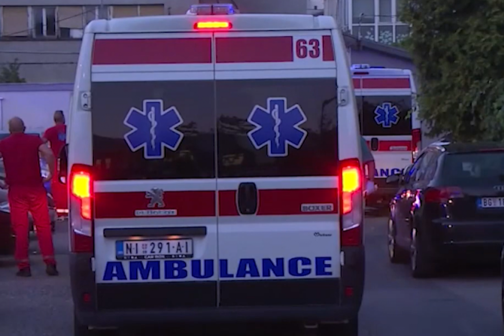 DRAMA NA PALILULI! Tinejdžer (17) pao sa krova kuće - HITNO PREBAČEN U TIRŠOVU!