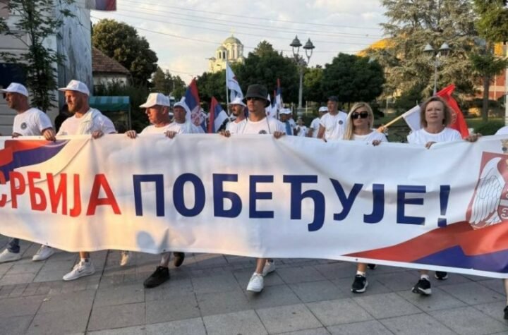 GRUPA GRAĐANA IZ ARANĐELOVCA STIGLA U LAZAREVAC! Veliki broj ljudi ih dočekalo, pogledajte dirljive scene! (FOTO)