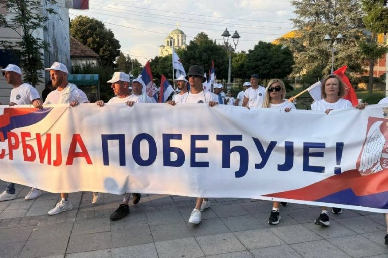 GRUPA GRAĐANA IZ ARANĐELOVCA STIGLA U LAZAREVAC! Veliki broj ljudi ih dočekalo, pogledajte dirljive scene! (FOTO)
