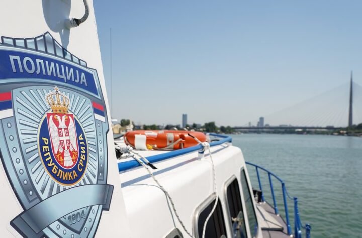 HEROJSKI PODVIG REČNE POLICIJE: Spasli bračni par iz čamca koji je nekontrolisano plutao Dunavom!