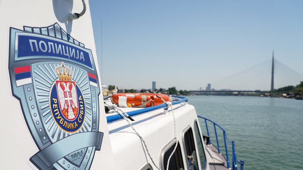 HEROJSKI PODVIG REČNE POLICIJE: Spasli bračni par iz čamca koji je nekontrolisano plutao Dunavom!