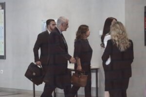 IZNOŠENJE ZAVRŠNIH REČI PRED PRESUDU KECMANOVIĆIMA OTVORENO ZA JAVNOST! Majka dečaka-ubice u pratnji advokata stigla u sud!