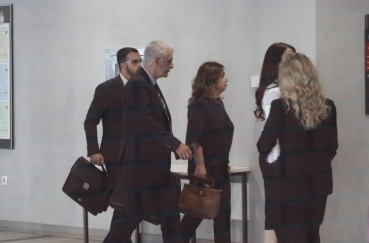 IZNOŠENJE ZAVRŠNIH REČI PRED PRESUDU KECMANOVIĆIMA OTVORENO ZA JAVNOST! Majka dečaka-ubice u pratnji advokata stigla u sud!