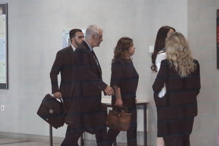 IZNOŠENJE ZAVRŠNIH REČI PRED PRESUDU KECMANOVIĆIMA OTVORENO ZA JAVNOST! Majka dečaka-ubice u pratnji advokata stigla u sud!