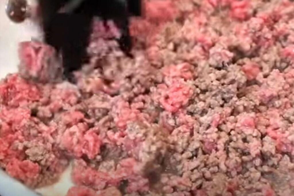 Juneće mleveno meso vraćate na policu zbog pogrešnog razloga, a opasno nosite kući: Ovo je deo koji svi previde