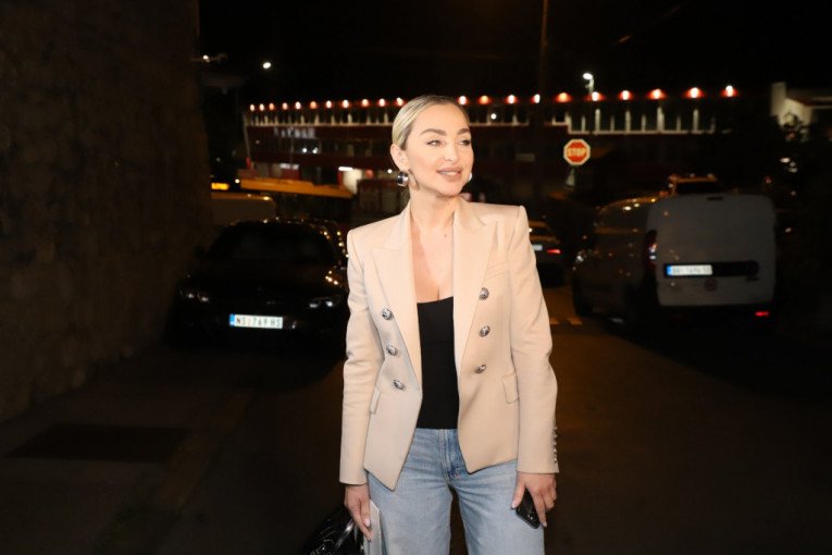 MAJA BEROVIĆ IZVADILA SILIKONE! Pevačica ponovo izgleda kao pre, oglasila se nakon operacije!