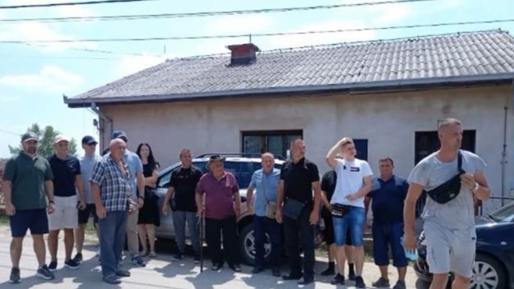 MIŠA TODOROVIĆ KOJI JE IZGUBIO SINA U MASAKRU U DUBONI DOŠAO DA PODRŽI VUČIĆA: Poslao snažnu poruku, na skup došao sa ćerkom (FOTO)