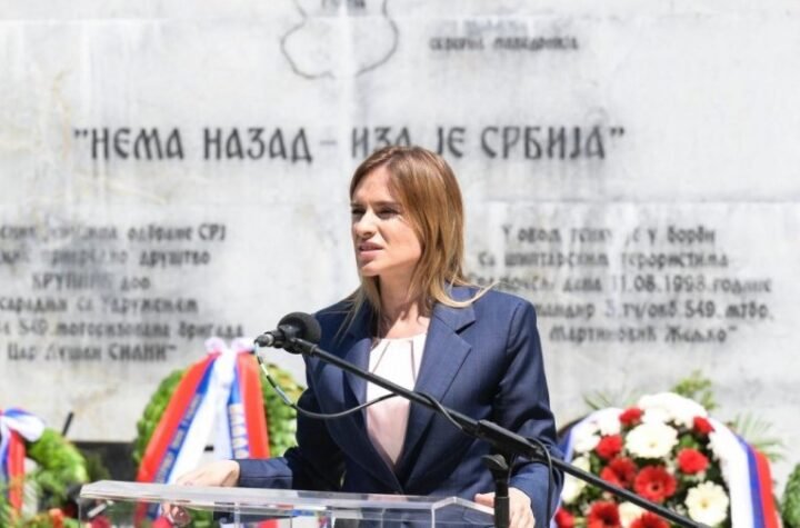 "MORA SE ZNATI ŠTA SE OVDE DOGODILO": Đurđević Stamenkovska obišla spomen-kuću na groblju u Sremskoj Mitrovici