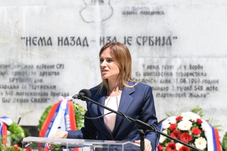 "MORA SE ZNATI ŠTA SE OVDE DOGODILO": Đurđević Stamenkovska obišla spomen-kuću na groblju u Sremskoj Mitrovici
