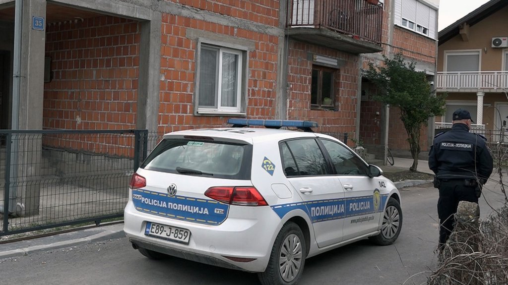 MUŽ UBIO ŽENU IZ LOVAČKE PUŠKE! HOROR KOD GRAČANICE: Muškarac potom pucao sebi u glavu, ali je preživeo - Sve vrvi od policije