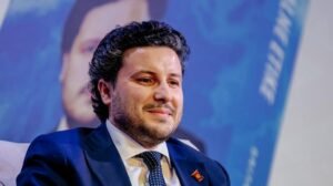 NAPADNUT BIVŠI PREMIJER CRNE GORE! Biznismen krenuo GLAVOM na Dritana Abazovića, nastao OPŠTI METEŽ u sudnici, intervenisala policija