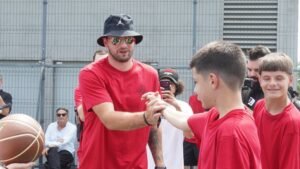 NBA ZVEZDA NAPRAVILA HAOS U TRŽNOM CENTRU: Luka Dončić stigao u Beograd, pogledajte kako su reagovali fanovi kada su ga videli (FOTO)
