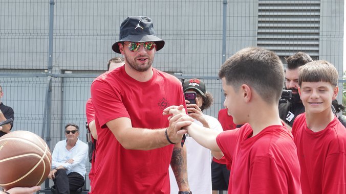 NBA ZVEZDA NAPRAVILA HAOS U TRŽNOM CENTRU: Luka Dončić stigao u Beograd, pogledajte kako su reagovali fanovi kada su ga videli (FOTO)