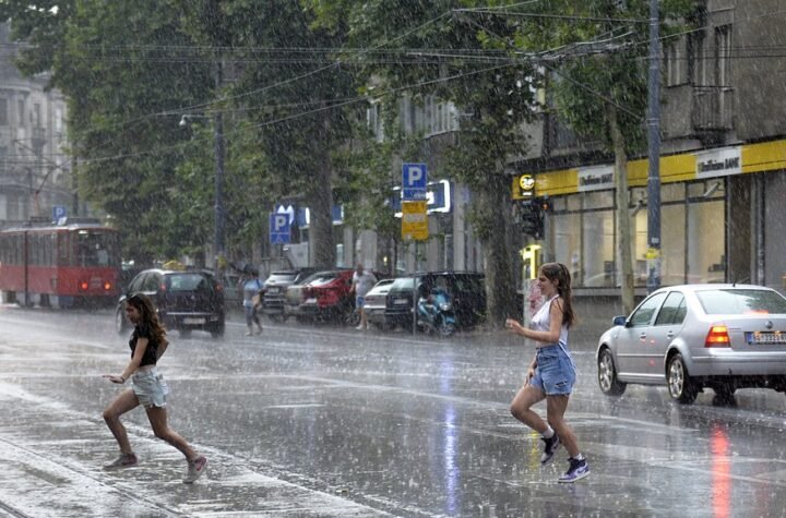 Nakon pljuska u Beogradu ŠOK: Bilo je 39 stepeni, svi su pokisli i sad se SMRZAVAJU