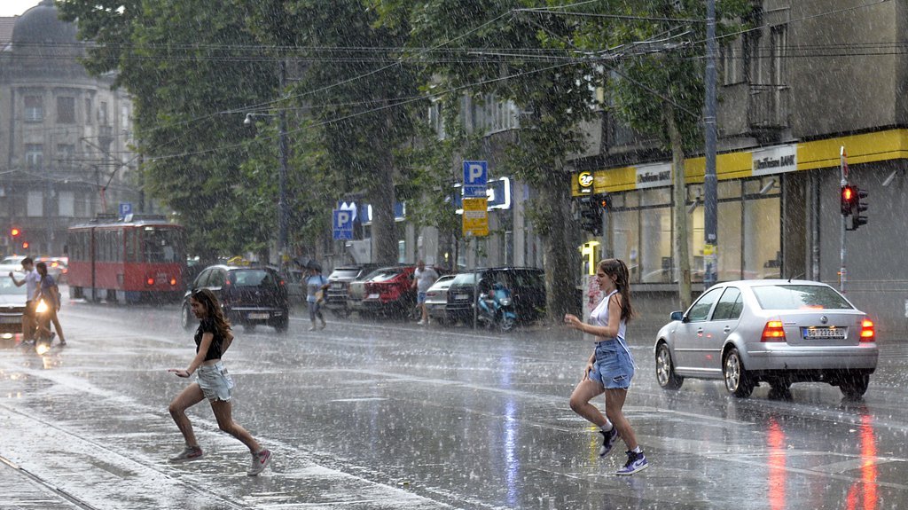 Nakon pljuska u Beogradu ŠOK: Bilo je 39 stepeni, svi su pokisli i sad se SMRZAVAJU