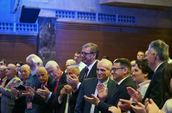 OBRAĆA SE VUČIĆ NA SKUPŠTINI PUPS-a! Predsednik Srbije: Suočili smo se sa neverovatnim pritiscima i spolja i iznutra!