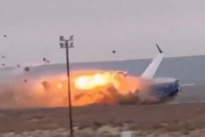 PAO AVION, POGINULI SVI PUTNICI! Letelica iznenada prešla u spiralni pad, pa udarila u tlo!