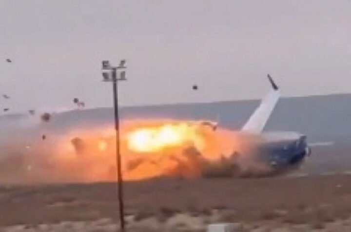 PAO AVION, POGINULI SVI PUTNICI! Letelica iznenada prešla u spiralni pad, pa udarila u tlo!