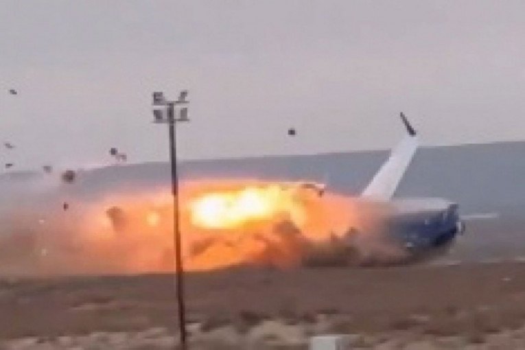 PAO AVION, POGINULI SVI PUTNICI! Letelica iznenada prešla u spiralni pad, pa udarila u tlo!