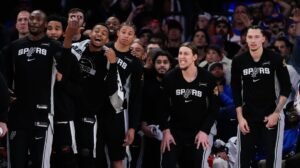 POTPUNI HAOS POSLE FINALA NBA LIGE! TRENER NJUJORKA BESAN NA SUDIJE! Žestoko je zagrmeo i opleo po njima, njegove reči odjekuju u SAD!