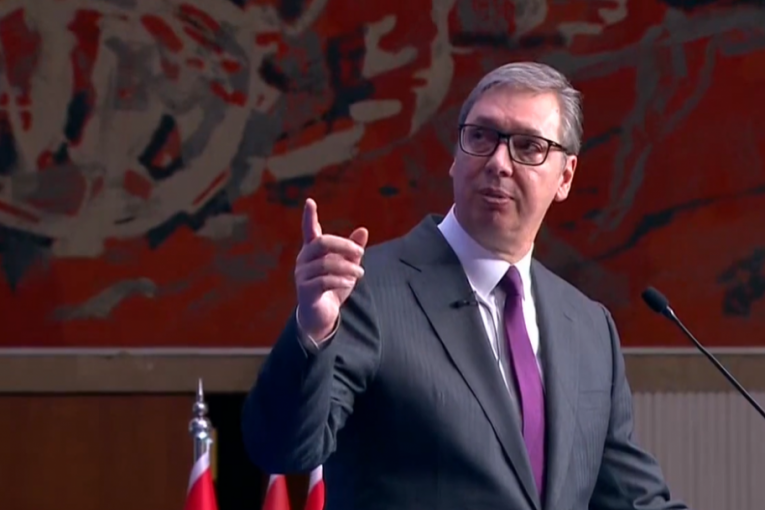 PREDSEDNIK VUČIĆ SUTRA GOST EMISIJE "U SREDU SA BOJANOM BILBIJOM"! Razgovor će se emitovati na Radio Beogradu!