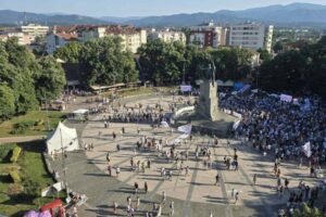 "PRODAVALI MAČKU U DŽAKU 18 MESECI, A ONDA JE VIDOVDAN POKAZAO SVE"! Ana Brnabić o propasti blokaderskog skupa u Kraljevu - LJUDI VOLE I POŠTUJU VUČIĆA!