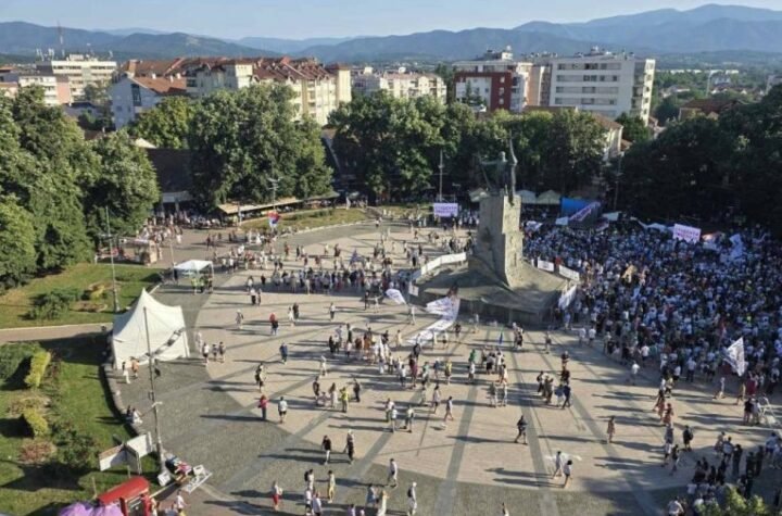 "PRODAVALI MAČKU U DŽAKU 18 MESECI, A ONDA JE VIDOVDAN POKAZAO SVE"! Ana Brnabić o propasti blokaderskog skupa u Kraljevu - LJUDI VOLE I POŠTUJU VUČIĆA!