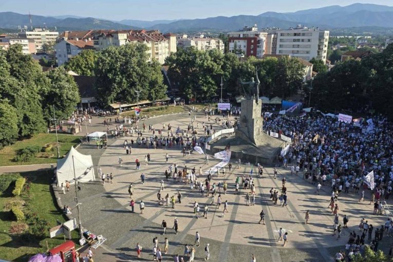"PRODAVALI MAČKU U DŽAKU 18 MESECI, A ONDA JE VIDOVDAN POKAZAO SVE"! Ana Brnabić o propasti blokaderskog skupa u Kraljevu - LJUDI VOLE I POŠTUJU VUČIĆA!