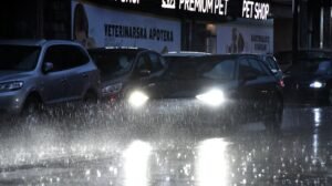 Paralisan saobraćaj u OVIM delovima Beograda: Ljudi staju na sva 4, rizično je za vožnju