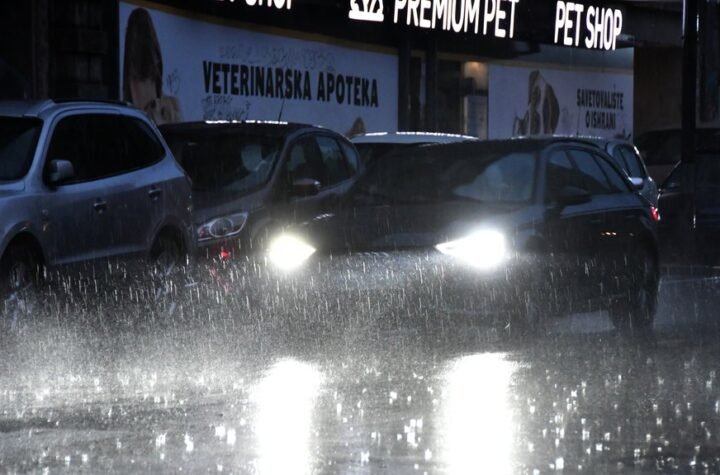 Paralisan saobraćaj u OVIM delovima Beograda: Ljudi staju na sva 4, rizično je za vožnju