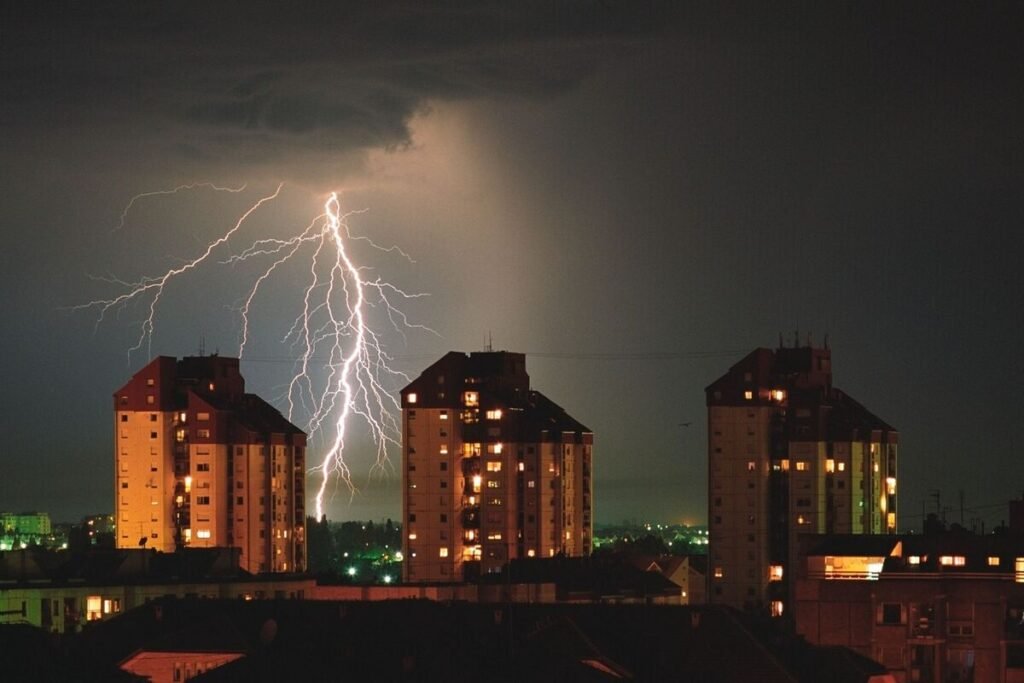 Pažnja! Više od 30.000 električnih pražnjenja i velike količine padavina: Evo o čemu je reč