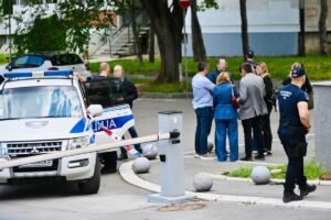 Pomahnitali vozač vitlao pištoljem usred Beograda: Policija odmah reagovala