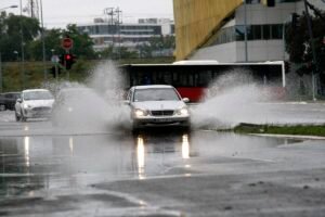 Radarski snimci nevremena koje kosi Srbiju: gromovi jure ka ovim gradovima, evo kada će pucati