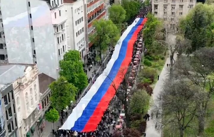 SAZNAJEMO! VREDNE RUKE NAŠIH BAKA I MAJKI: Srpkinje šile najveću zastavu za skup 'Srbija naša porodica'