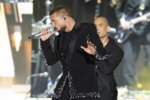 SKINUO SE RIKI MARTIN (54) PRED KONCERT U BEOGRADU: Sve puca od mišića u prestoničkom hotelu! (FOTO)