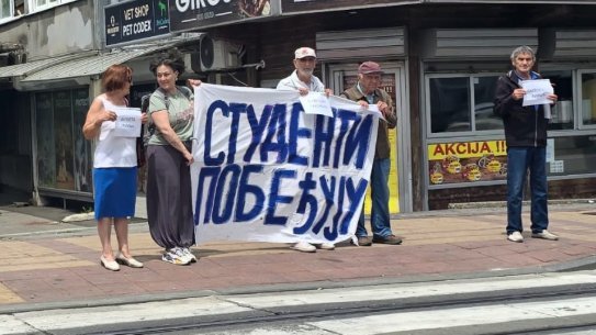 SMEHOTRES! Na Banovom brdu 5 'studenata omladinaca' blokira ulicu! (FOTO)