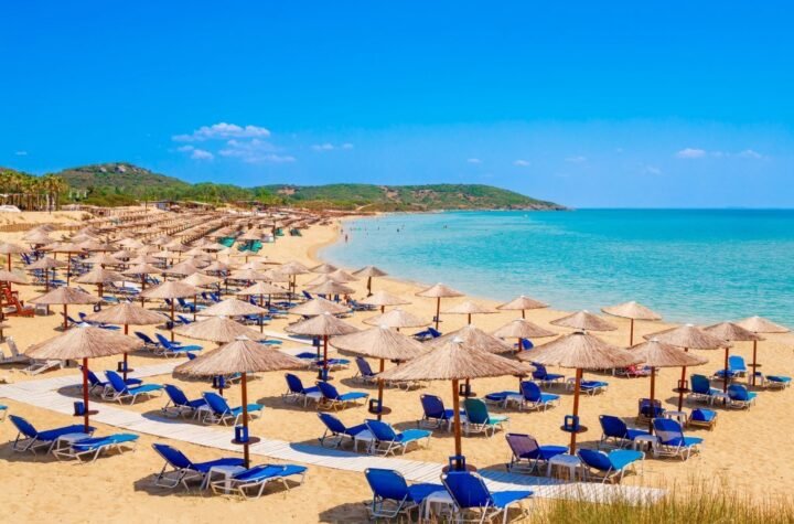ŠOK ODLUKA! Zabranjuju se suncobrani na popularnoj plaži!