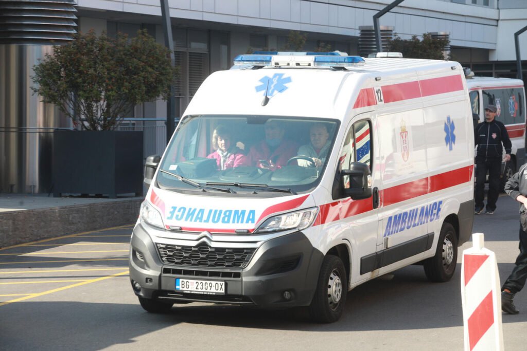 Stravična nesreća na auto-putu za Beograd, petoro povređenih! Kombi se zakucao u vozilo putara, stvara se gužva