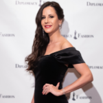 TAMARA VUČIĆ oduševila sve elegantnim izdanjem: Teget haljina, plave salonke i detalj koji je ukrao pažnju (FOTO)