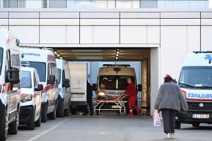 TEŠKO POVREĐENO DETE U POŽARU U BANJALUCI HELIKOPTEROM TRANSPORTOVANO ZA BEOGRAD! Još tri osobe povređene, drugo dete poginulo!