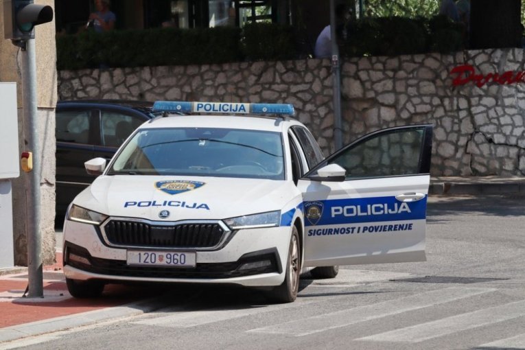 TRAGEDIJA KOD JEZERA! Nemarni vozač (66) automobilom prešao u suprotan smer i naleteo na MOTOCIKLISTU! NIJE MU BILO SPASA