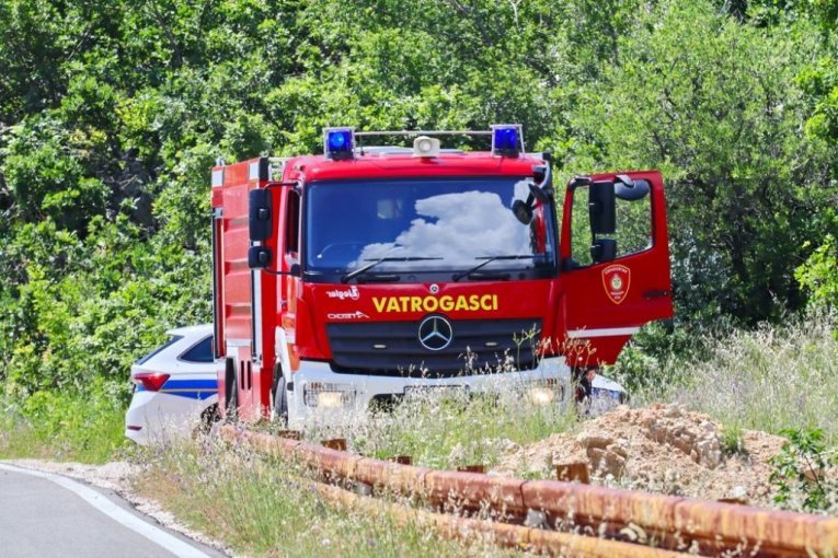 TRUDNICA POVREĐENA NA PUTU KOD ŠAPCA! Hrabri vatrogasci naišli na nesreću i odmah priskočili u pomoć! (FOTO)
