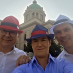 U ZNAKU SRPSKE TROBOJKE! Vučević, Brnabićeva i Mali sa šeširima u bojama Srbije poslali jasnu poruku (FOTO)