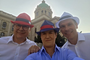 U ZNAKU SRPSKE TROBOJKE! Vučević, Brnabićeva i Mali sa šeširima u bojama Srbije poslali jasnu poruku (FOTO)