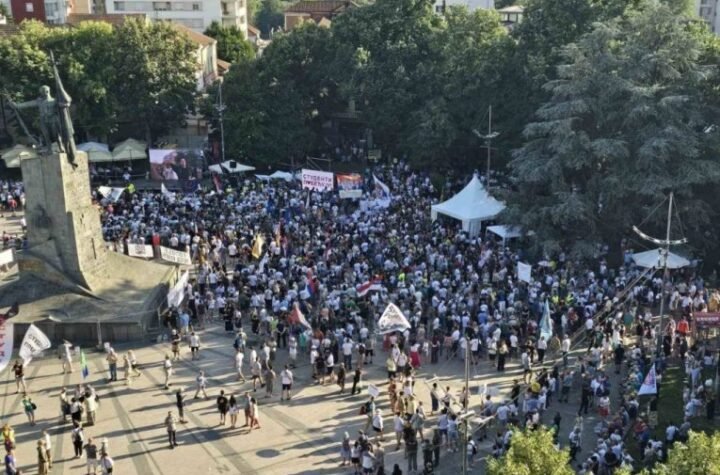 UPRAVO KAKO SU I REKLI - SVE SE VIDI NA VIDOVDAN! Mali trg u Kraljevu gotovo PRAZAN, puče i ovaj blokaderski skup! (FOTO)