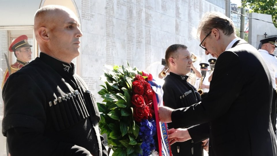 UVEREN SAM DA JE OVO TEMELJ JAČANJA PRIJATELJSTVA' Vučić položio venac na Spomenik herojima u Tbilisiju (FOTO)