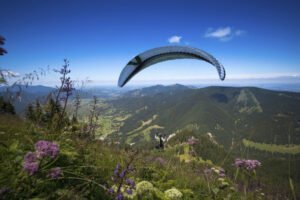 UŽAS NA JADRANU: Paraglajderista pao u more! Sa teškim povredama prevezen u bolnicu